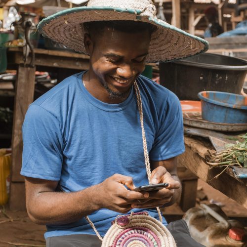 medium-shot-smiley-man-with-smartphone